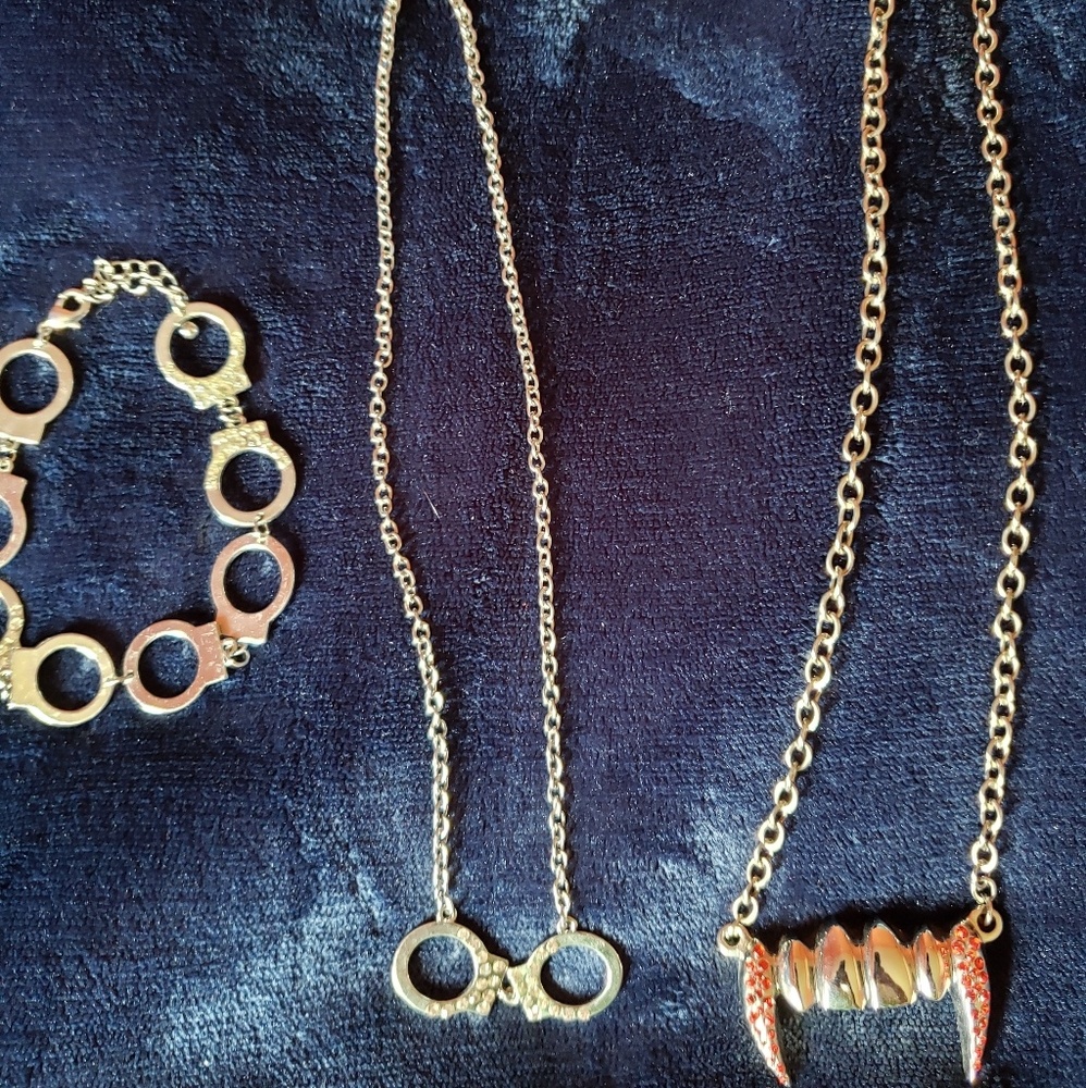 Torrid vampire teeth necklace. Bundle and save